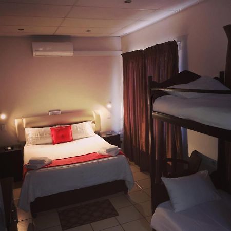 Aaa Rose Garden Guesthouse Mookgophong 外观 照片