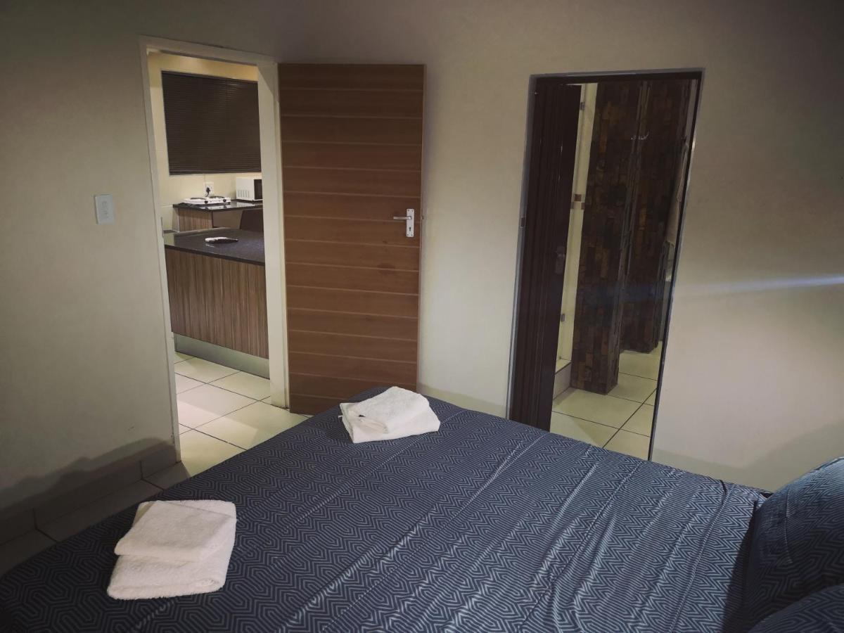 Aaa Rose Garden Guesthouse Mookgophong 外观 照片