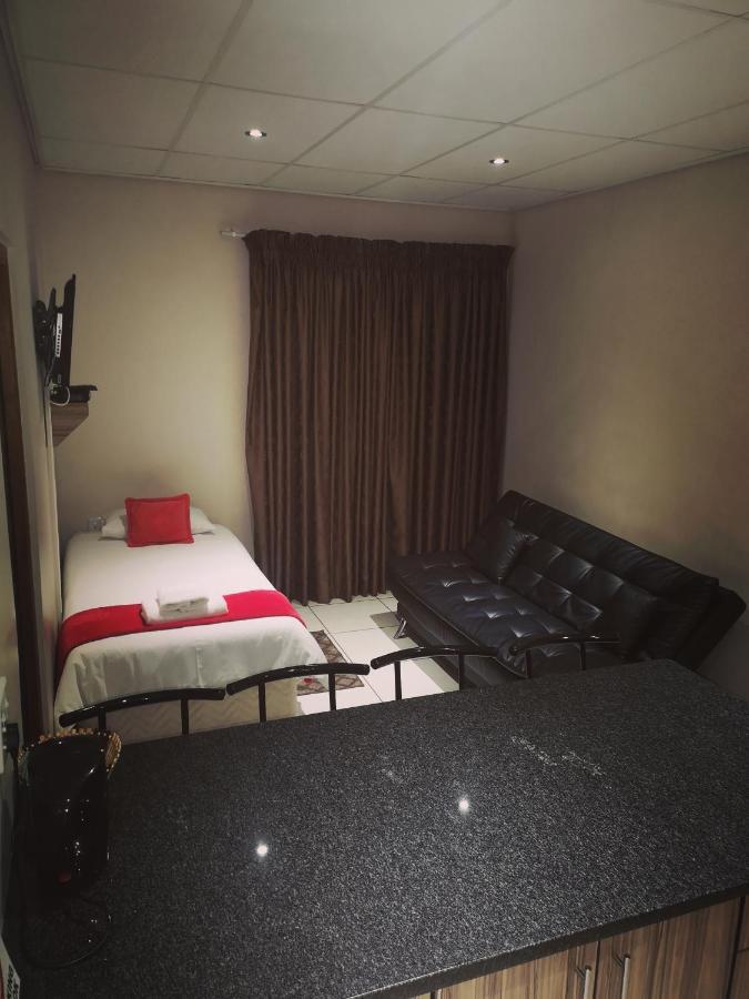 Aaa Rose Garden Guesthouse Mookgophong 外观 照片