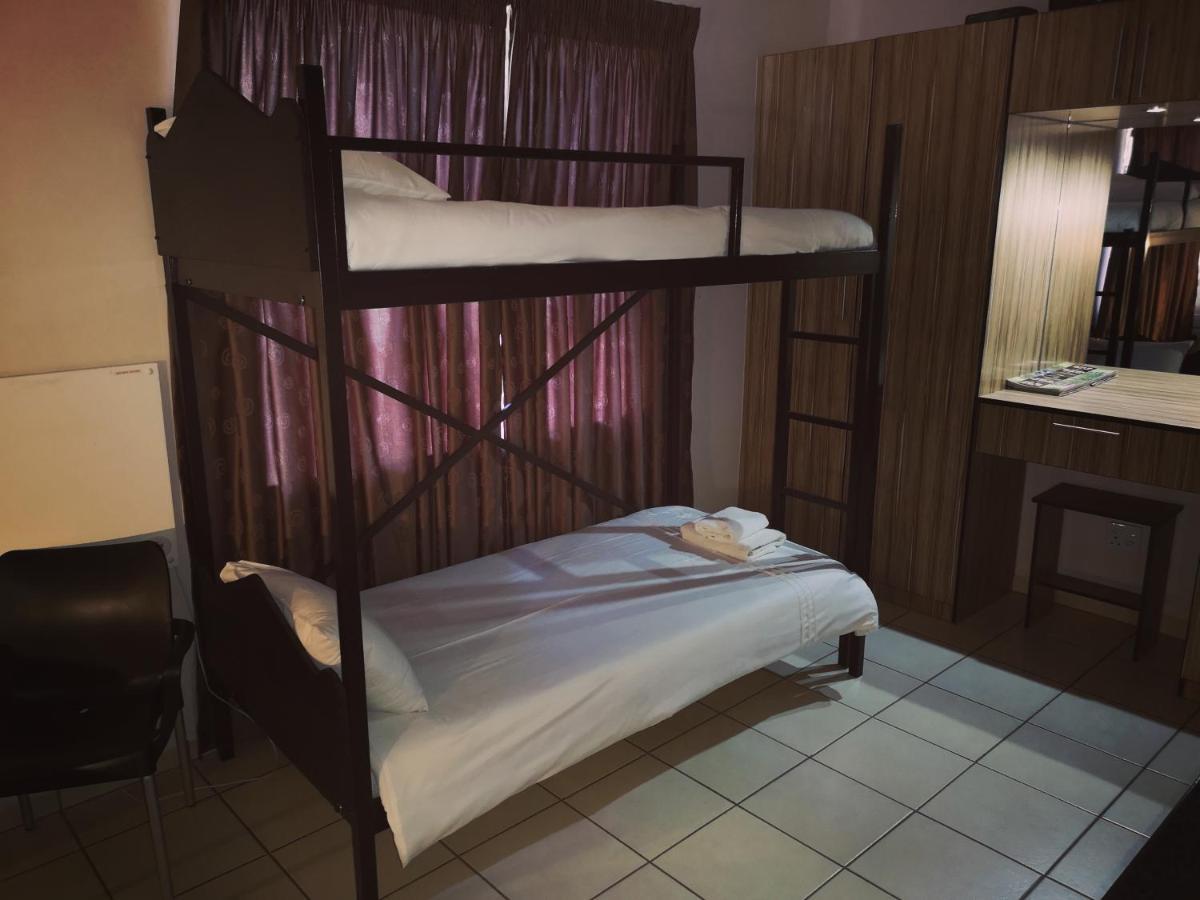 Aaa Rose Garden Guesthouse Mookgophong 外观 照片