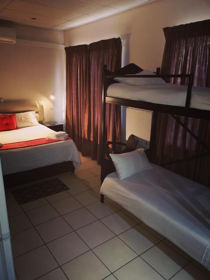 Aaa Rose Garden Guesthouse Mookgophong 外观 照片