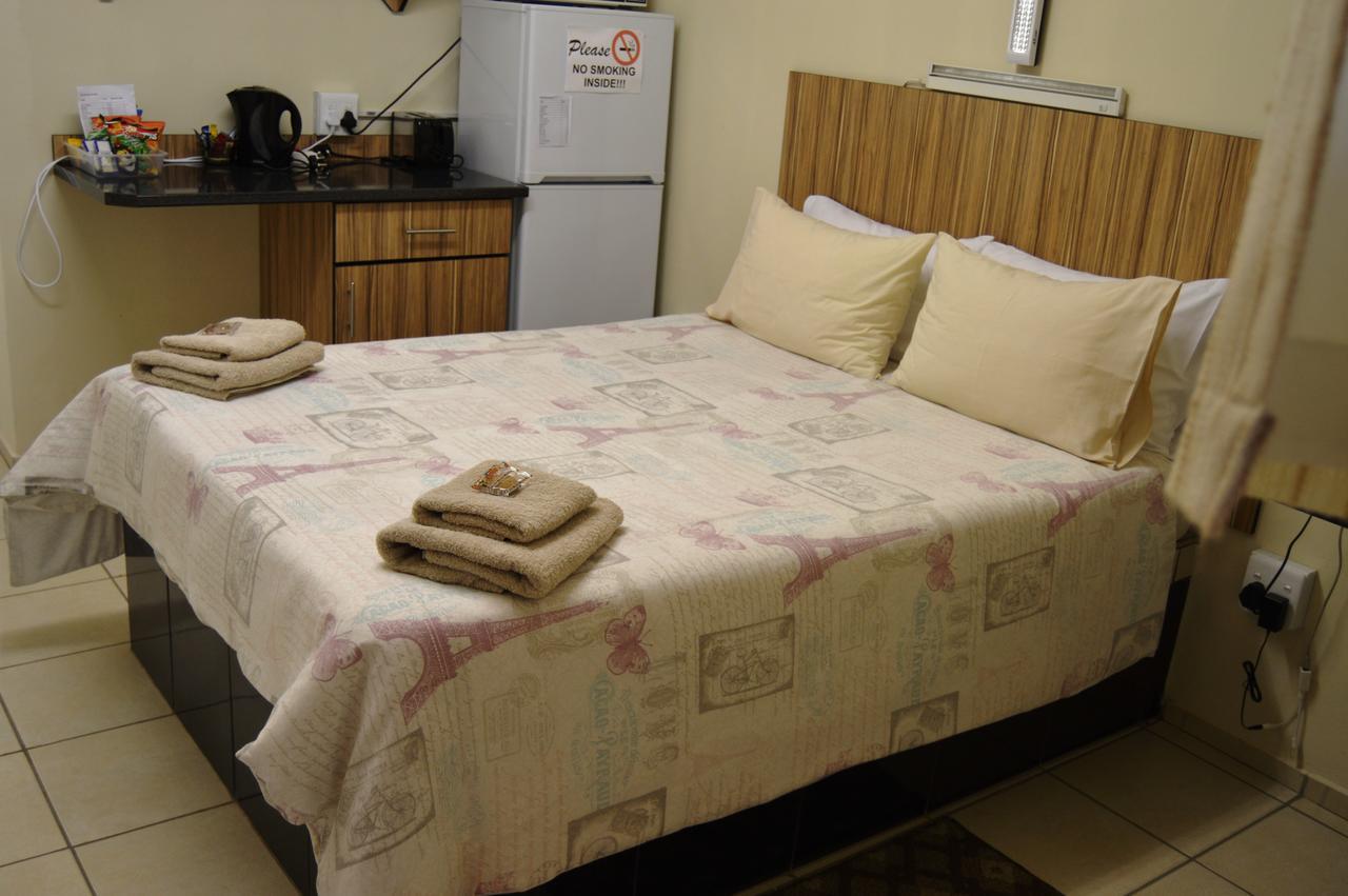 Aaa Rose Garden Guesthouse Mookgophong 外观 照片